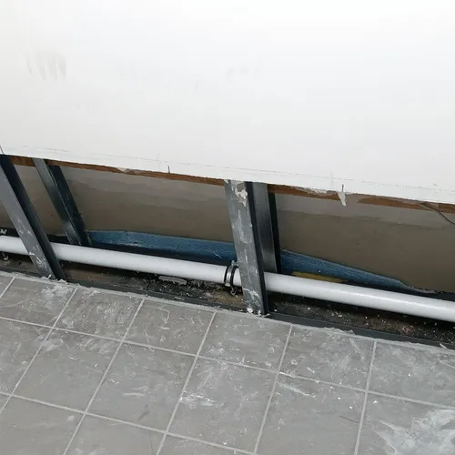 Trocknungsaufbau in einem öffentlichen Gebäude