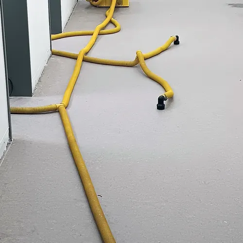Trocknungsaufbau in einem öffentlichen Gebäude